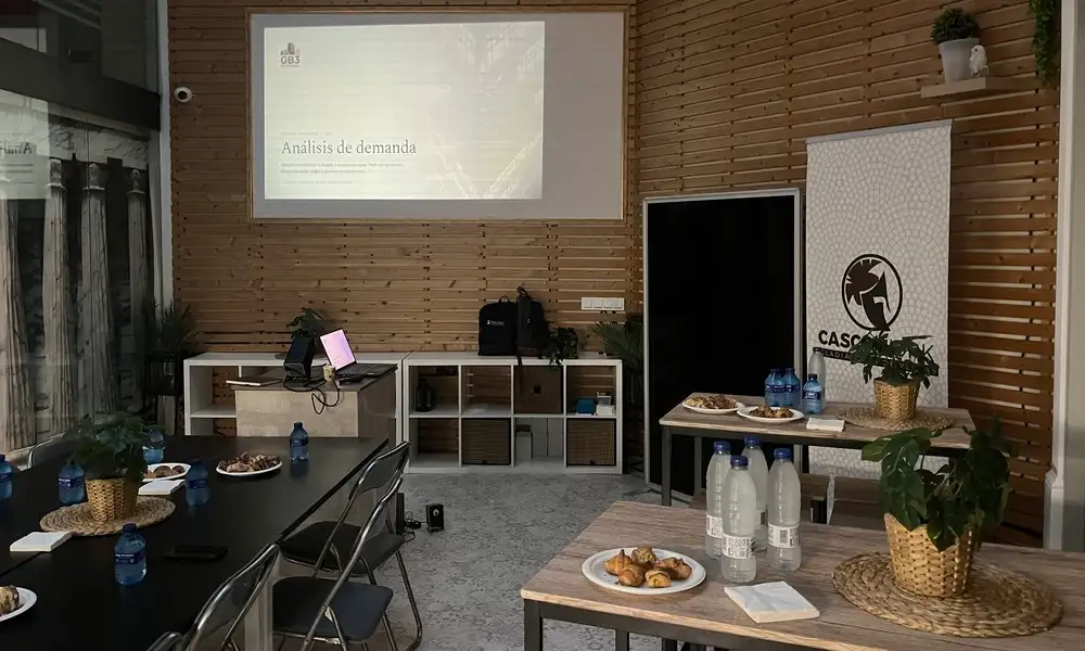 Sala preparada para el desayuno con inversores organizado por GB3 Partners y Phoenix Capital en Cascowork