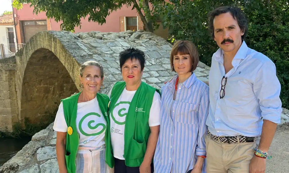 Miguel Ángel Gómez, de GB3 Partners, junto a voluntarias de la Asociación Española Contra el Cáncer en Calamocha durante la entrega de una donación para apoyar su labor en la provincia de Teruel.