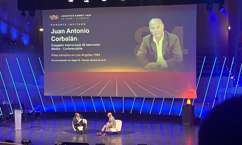 Juan Antonio Corbalán y Ángel Gil durante ALIA Logistics Summit 2026 en el Auditorio de Zaragoza